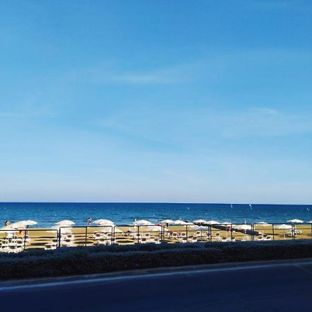 Mackenzie Beach Hotel Ларнака Екстериор снимка