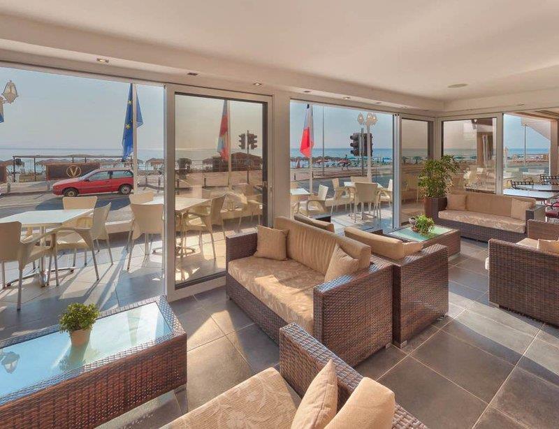 Mackenzie Beach Hotel Ларнака Интериор снимка