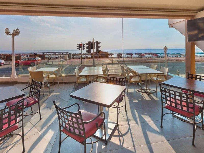 Mackenzie Beach Hotel Ларнака Интериор снимка