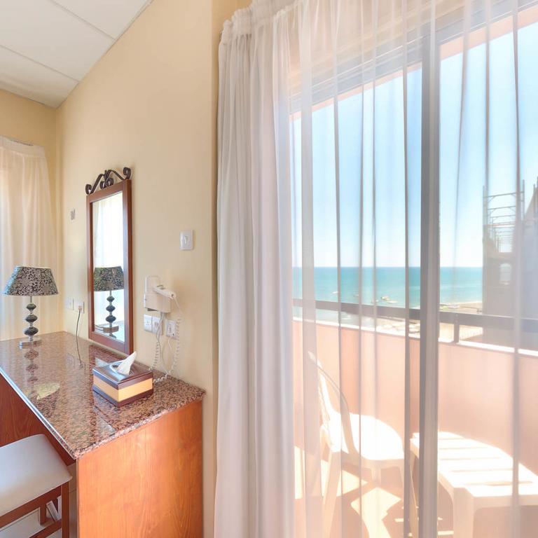 Mackenzie Beach Hotel Ларнака Екстериор снимка
