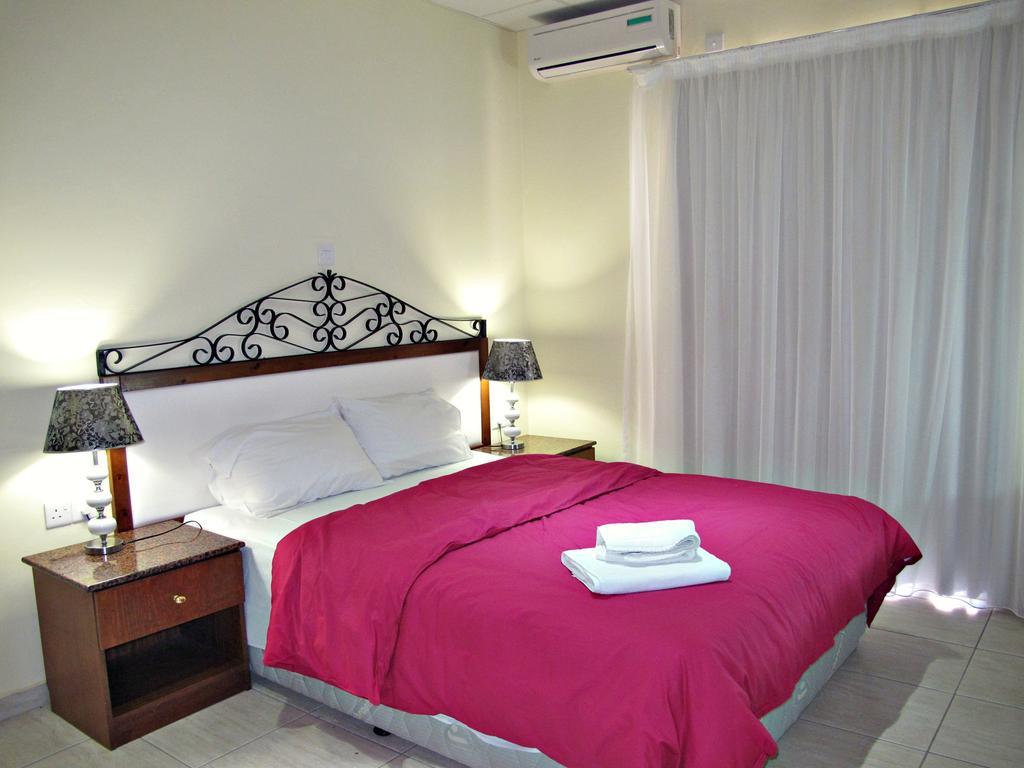 Mackenzie Beach Hotel Ларнака Екстериор снимка