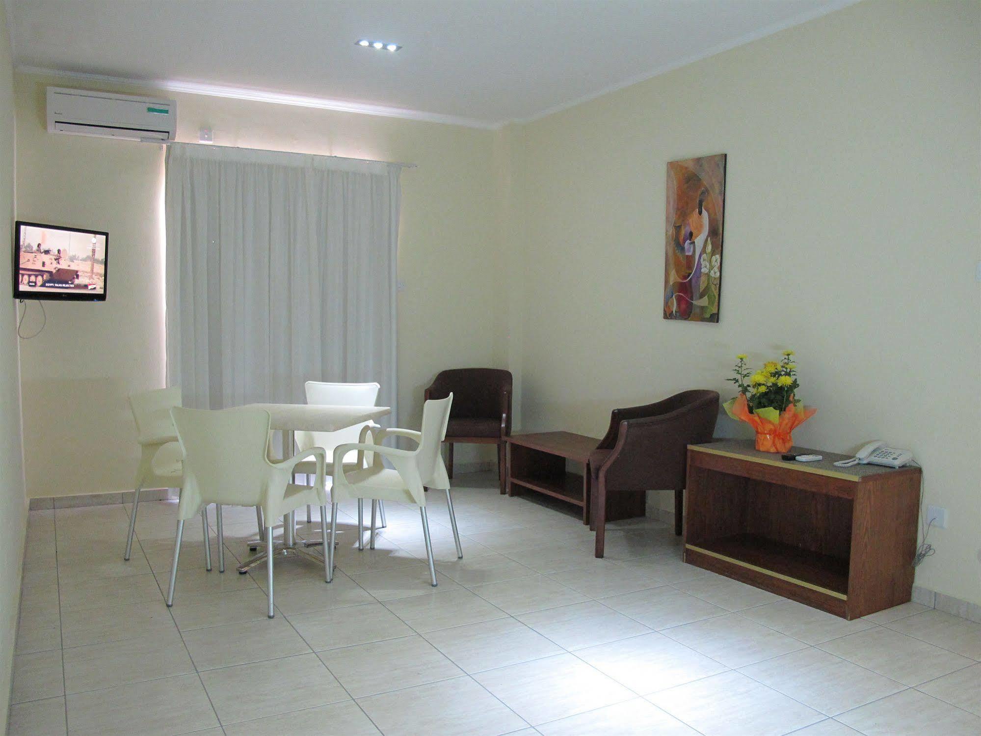 Mackenzie Beach Hotel Ларнака Стая снимка