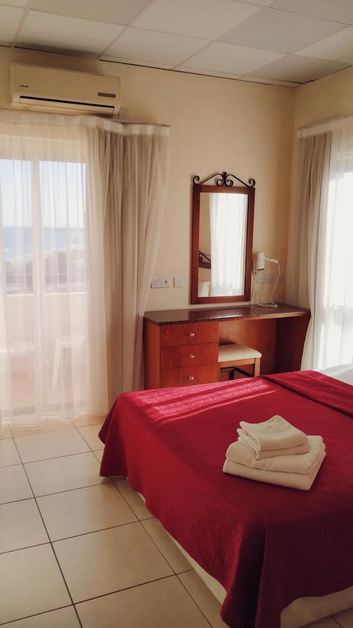 Mackenzie Beach Hotel Ларнака Екстериор снимка