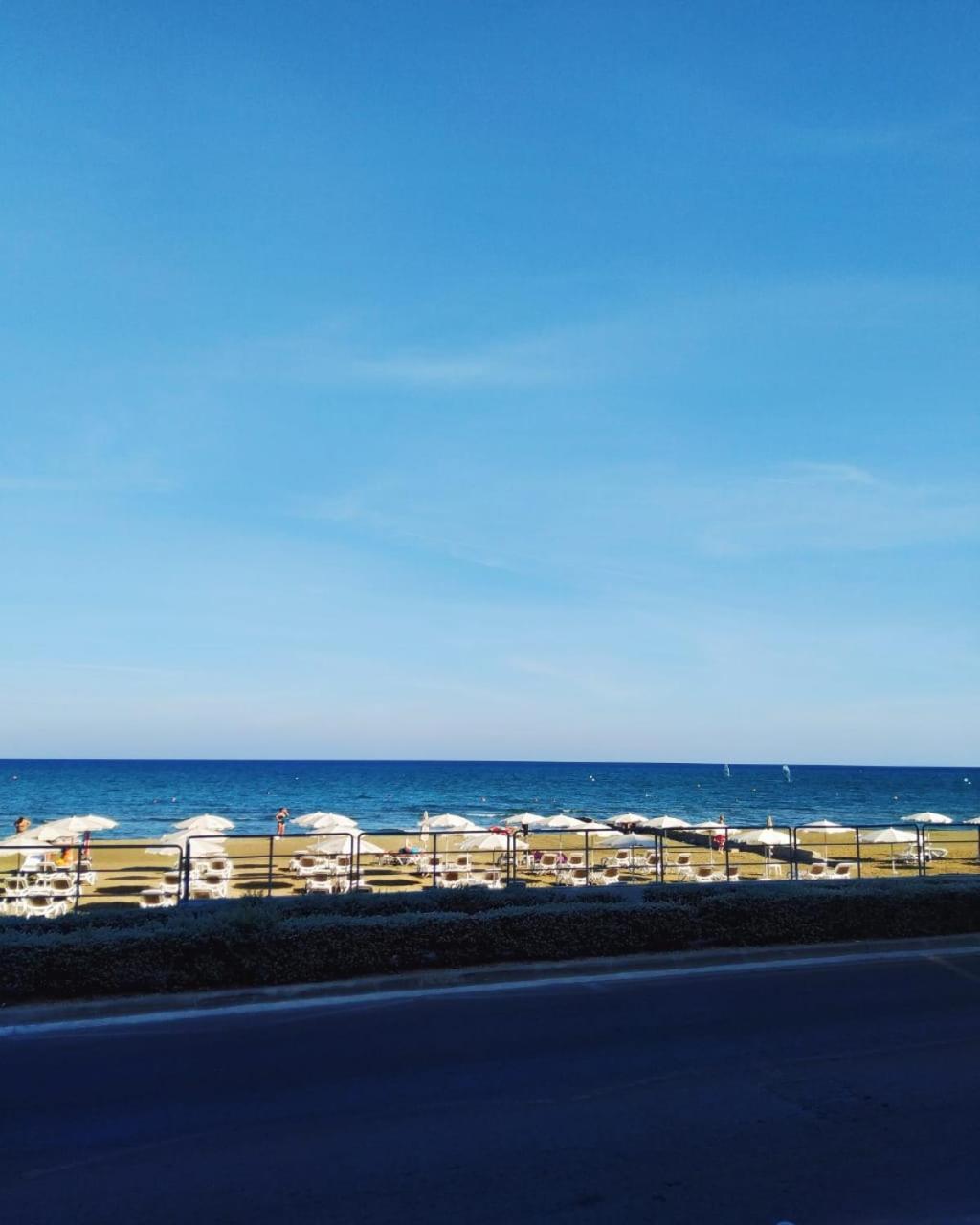 Mackenzie Beach Hotel Ларнака Екстериор снимка