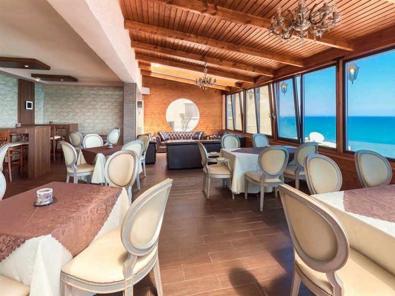 Mackenzie Beach Hotel Ларнака Екстериор снимка