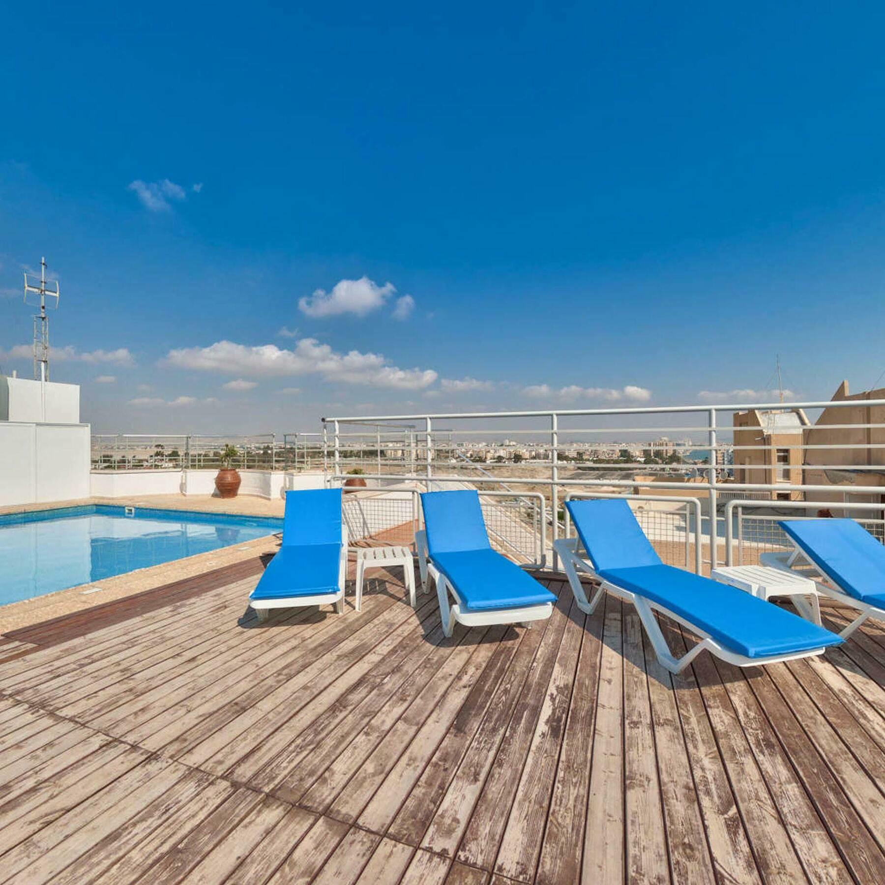 Mackenzie Beach Hotel Ларнака Екстериор снимка